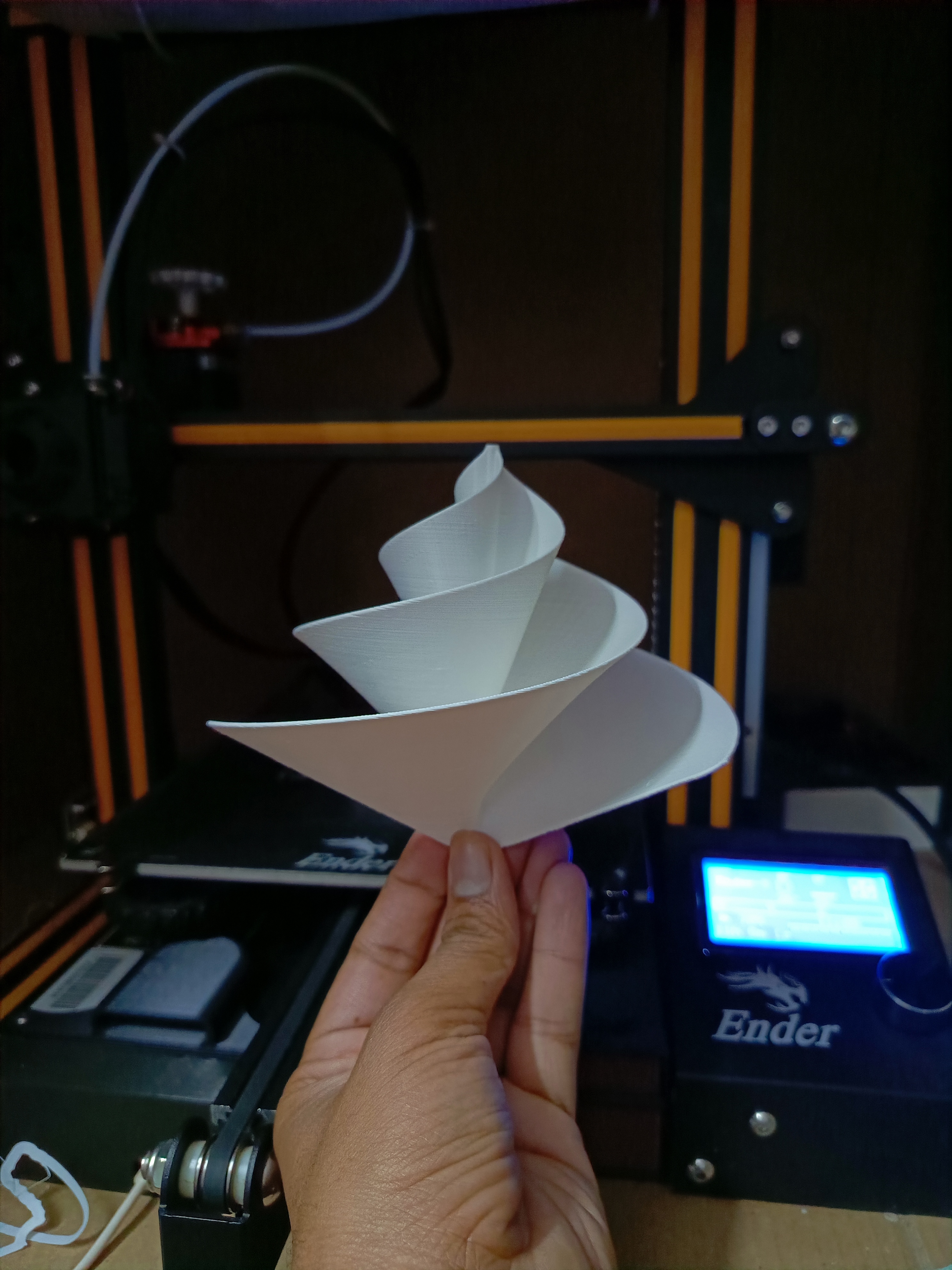 Cánh Quạt Lilly Tỷ Lệ Vàng Ba Cánh