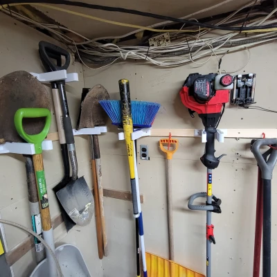 Giá Treo Xẻng Để Lưu Trữ Trong Gara