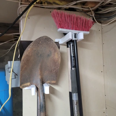 Giá Treo Xẻng Để Lưu Trữ Trong Gara