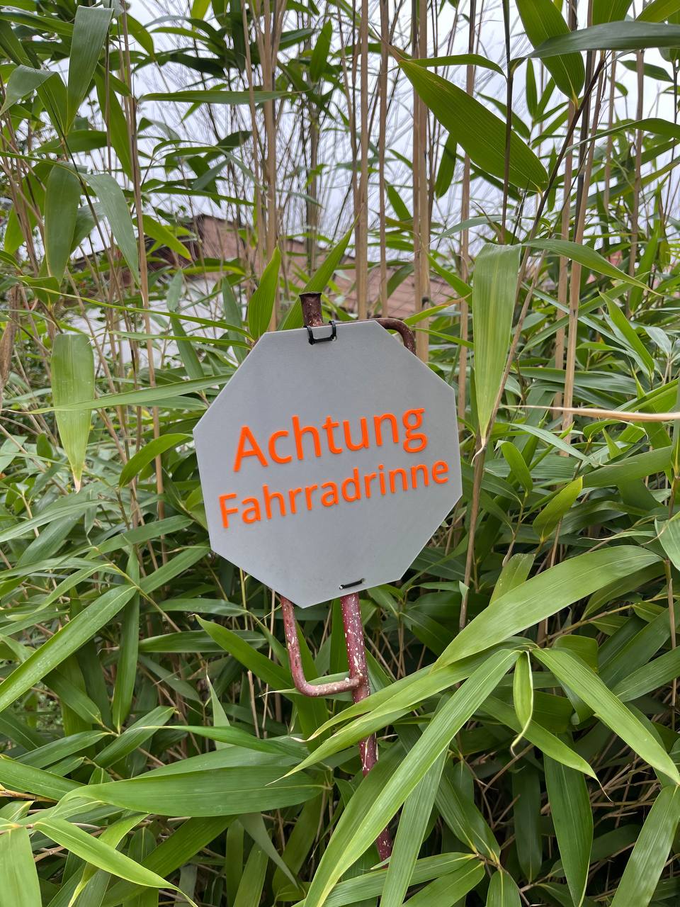 Biển báo cảnh báo "Achtung Fahrradrinne" (Kênh xe đạp)