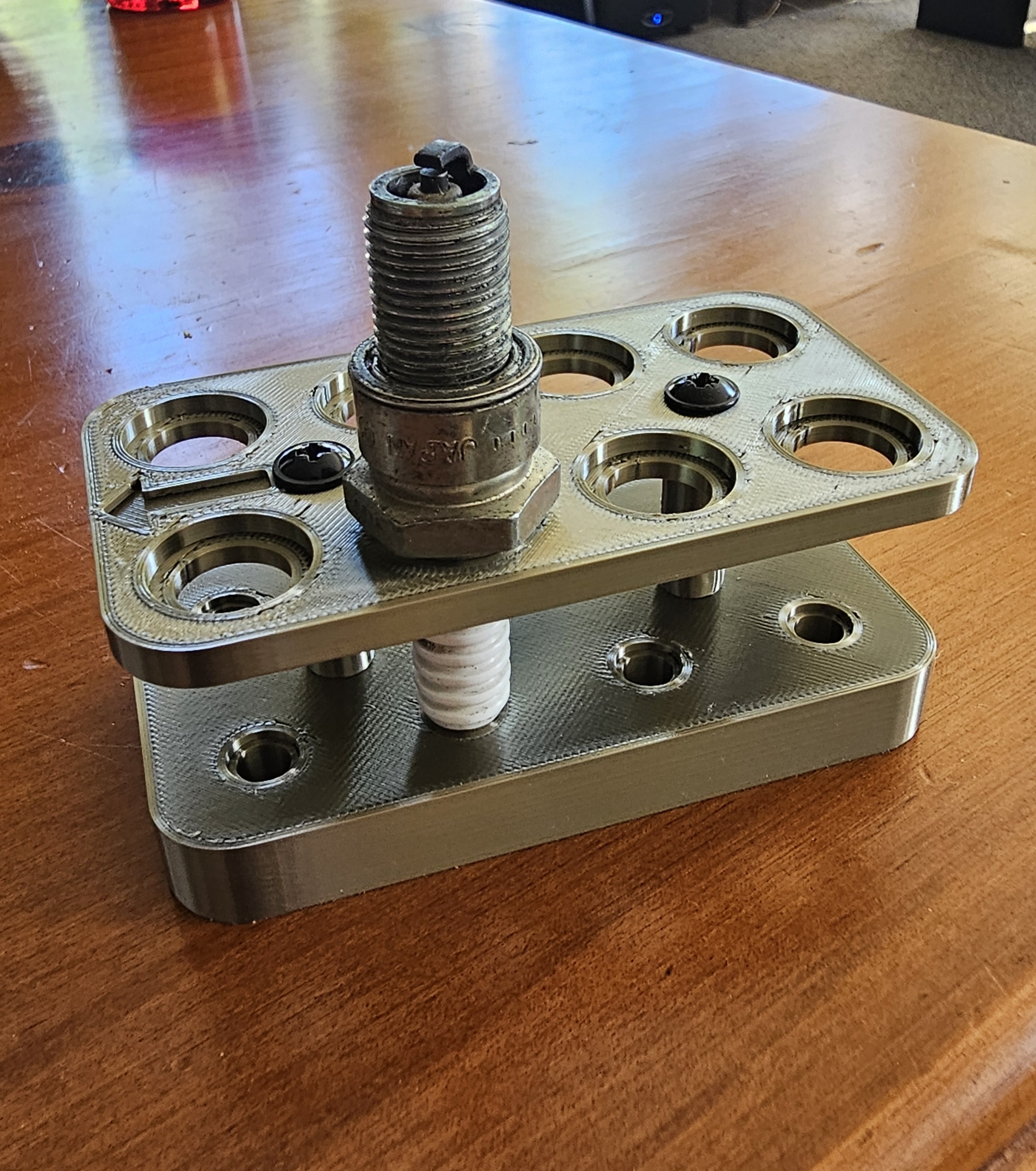 Chân Đế Giữ Bugi V8