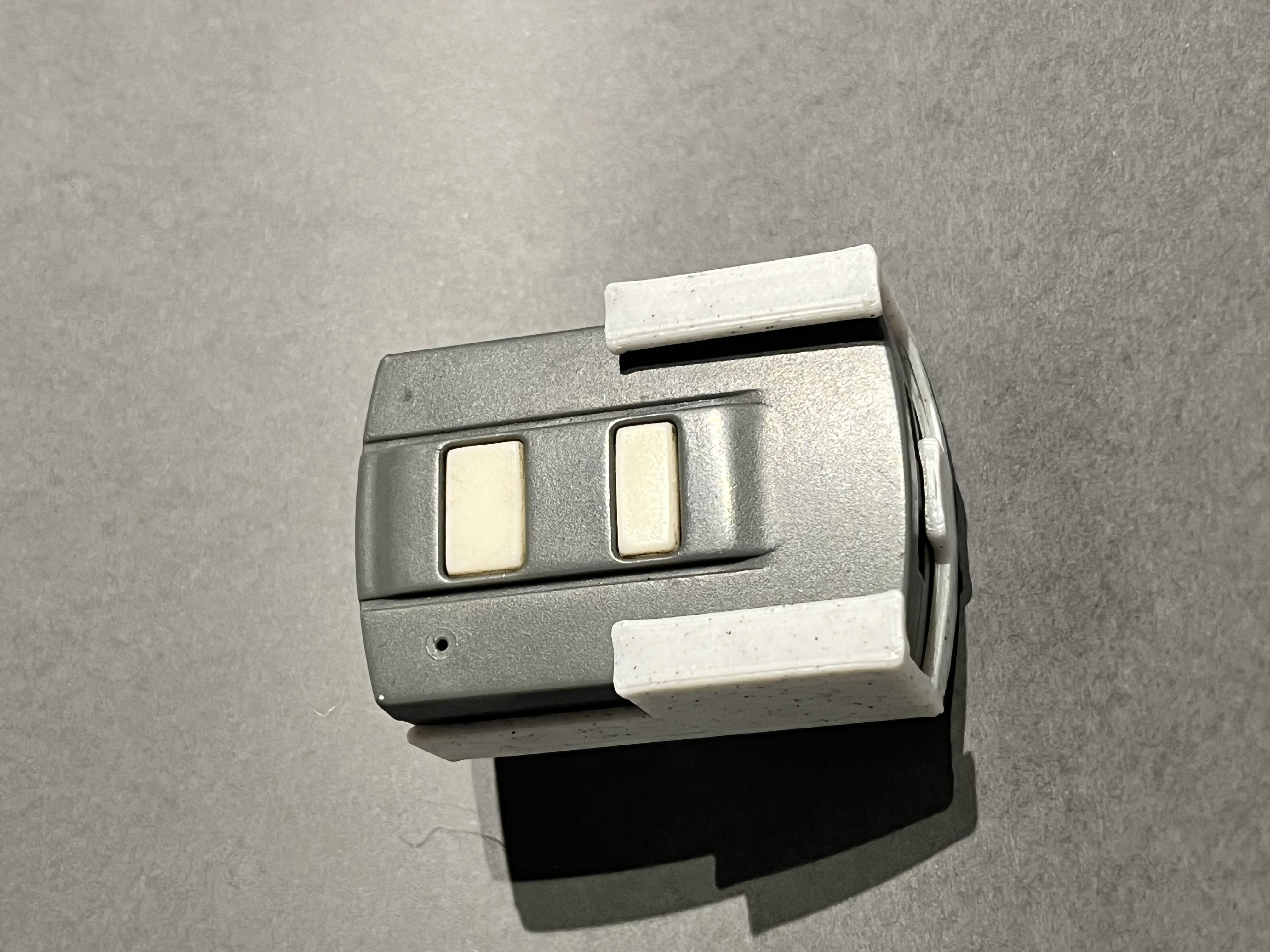 Giá treo remote cửa cuốn HardHead