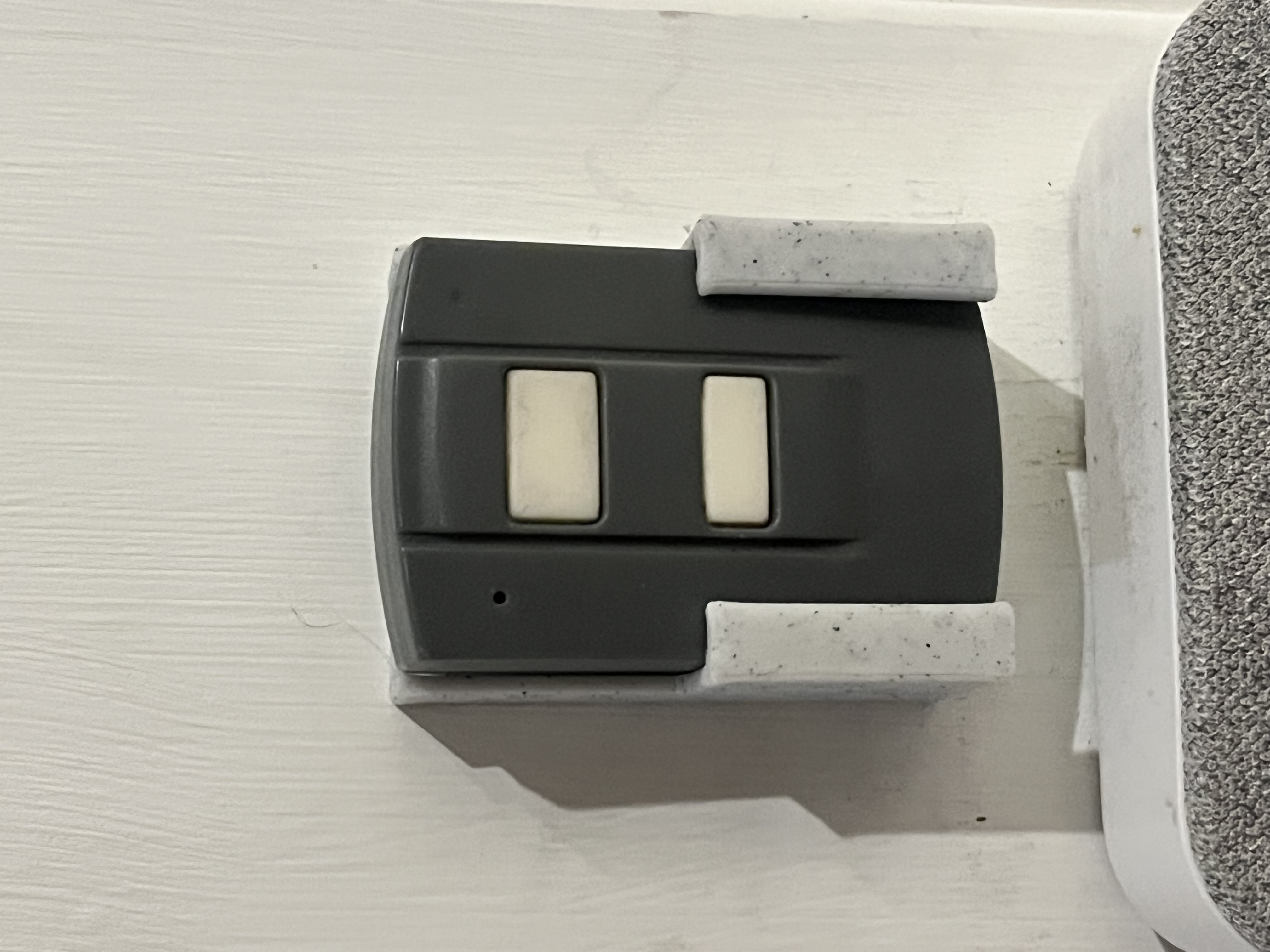 Giá treo remote cửa cuốn HardHead