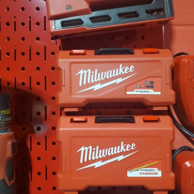 Kệ Gắn Hộp Milwaukee Shockwave Lên Pegboard Wall Control