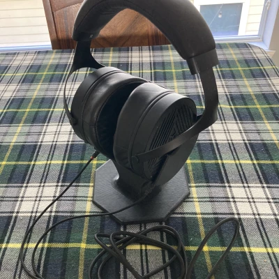 Giá Đỡ Tai Nghe Monolith M1070