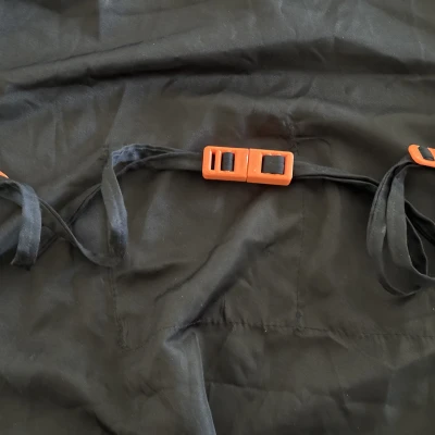 Khóa Tạp Dề Nam Châm và Giữ Dây