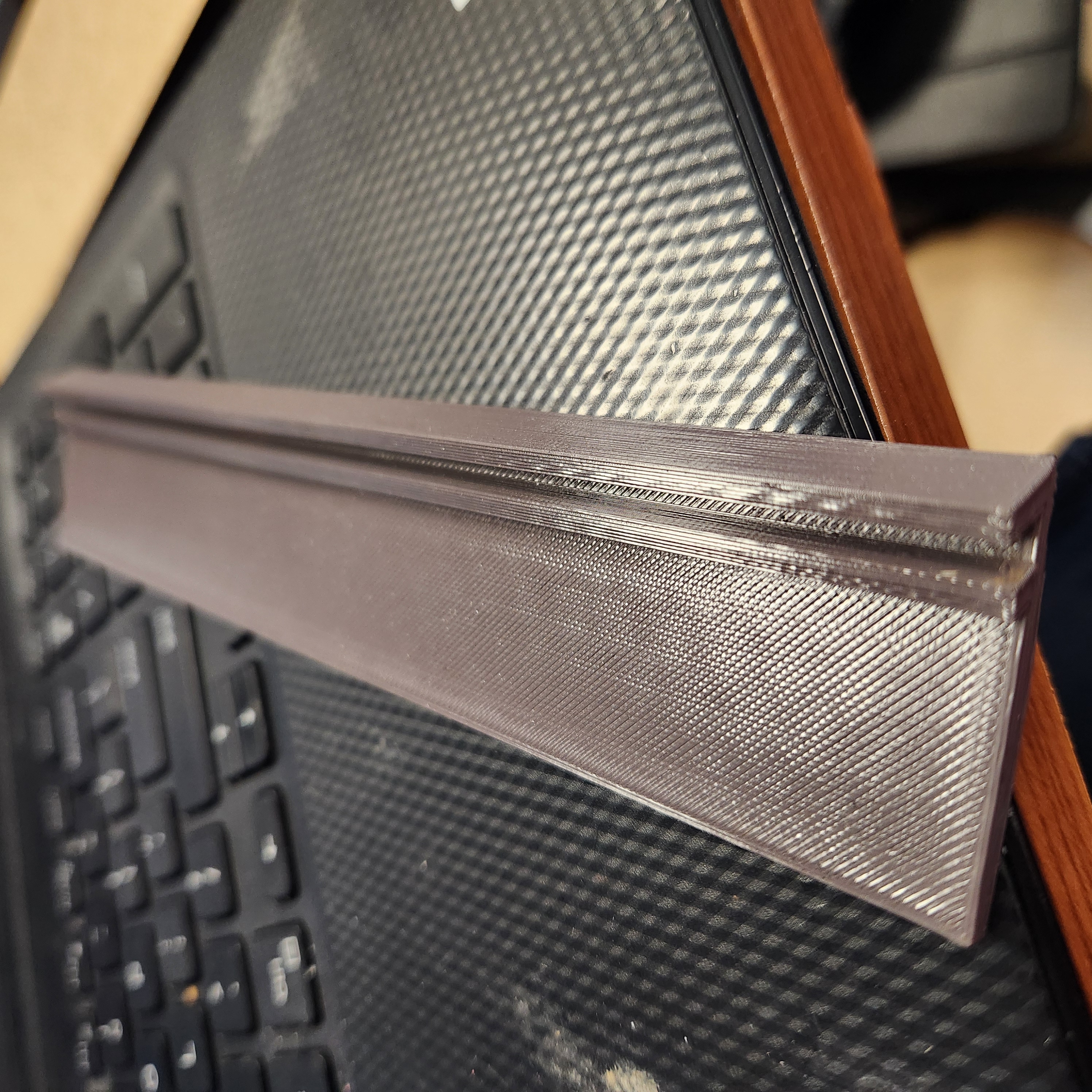 Kệ Đỡ Bảng Tên Treo Bàn Làm Việc