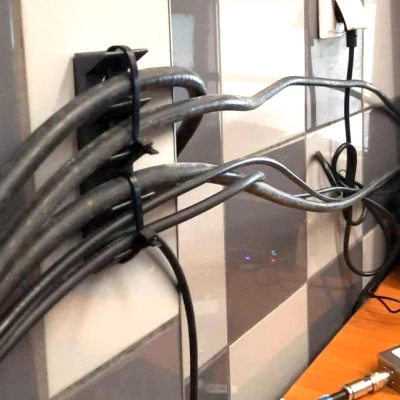 Giá đỡ dây anten gắn tường