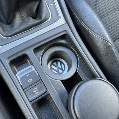 Giá đỡ cốc VW Golf 7 có logo xe