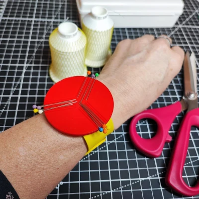 Dụng cụ giữ kim nam châm dạng vòng đeo tay