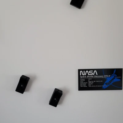 Giá treo tường Tàu con thoi LEGO Discovery (10283)