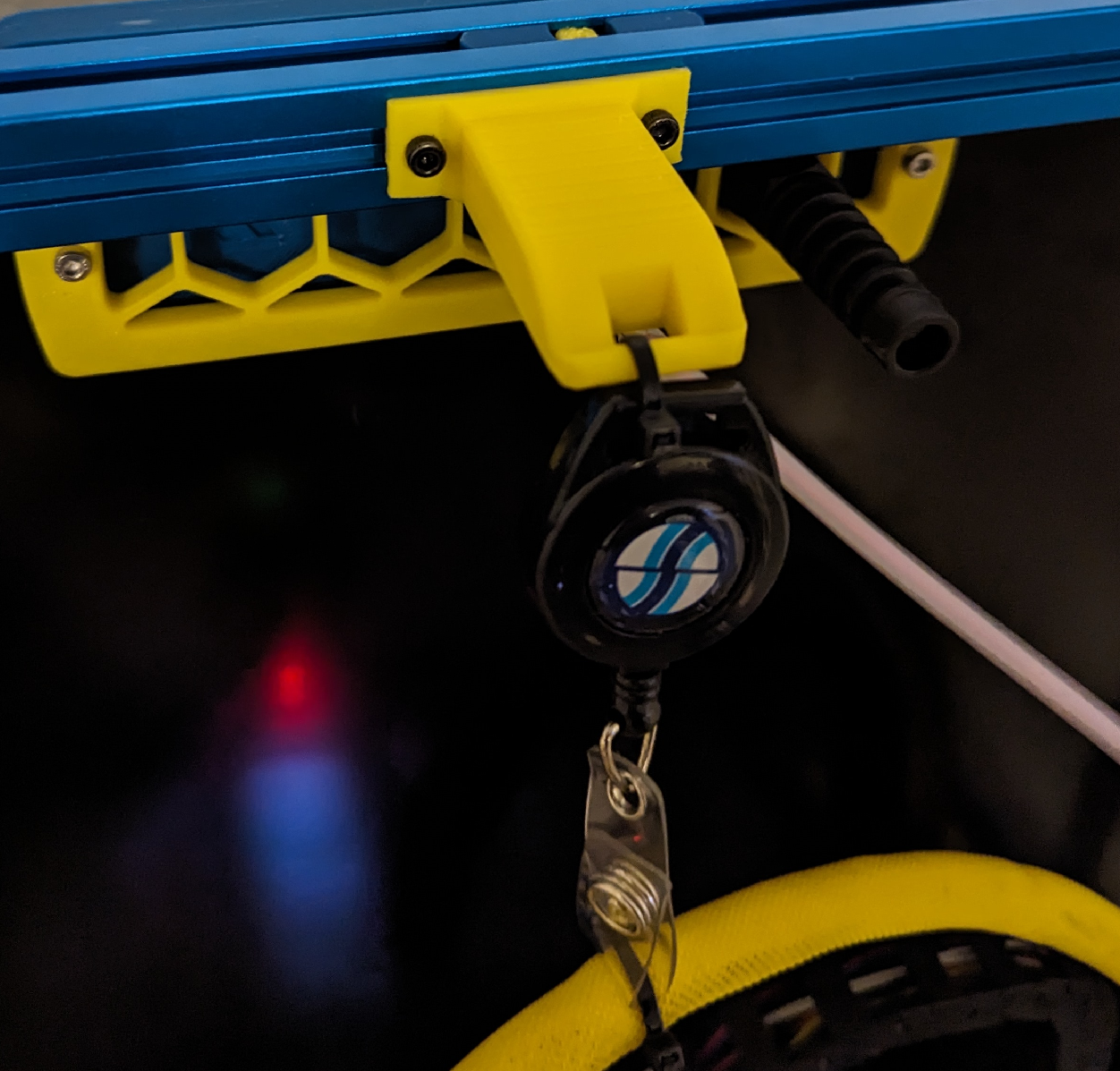 Giá Đỡ Rút Dây Huy Hiệu Kéo Dài