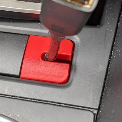 Chỗ luồn dây cho nút bấm "VW blank" xe Jetta