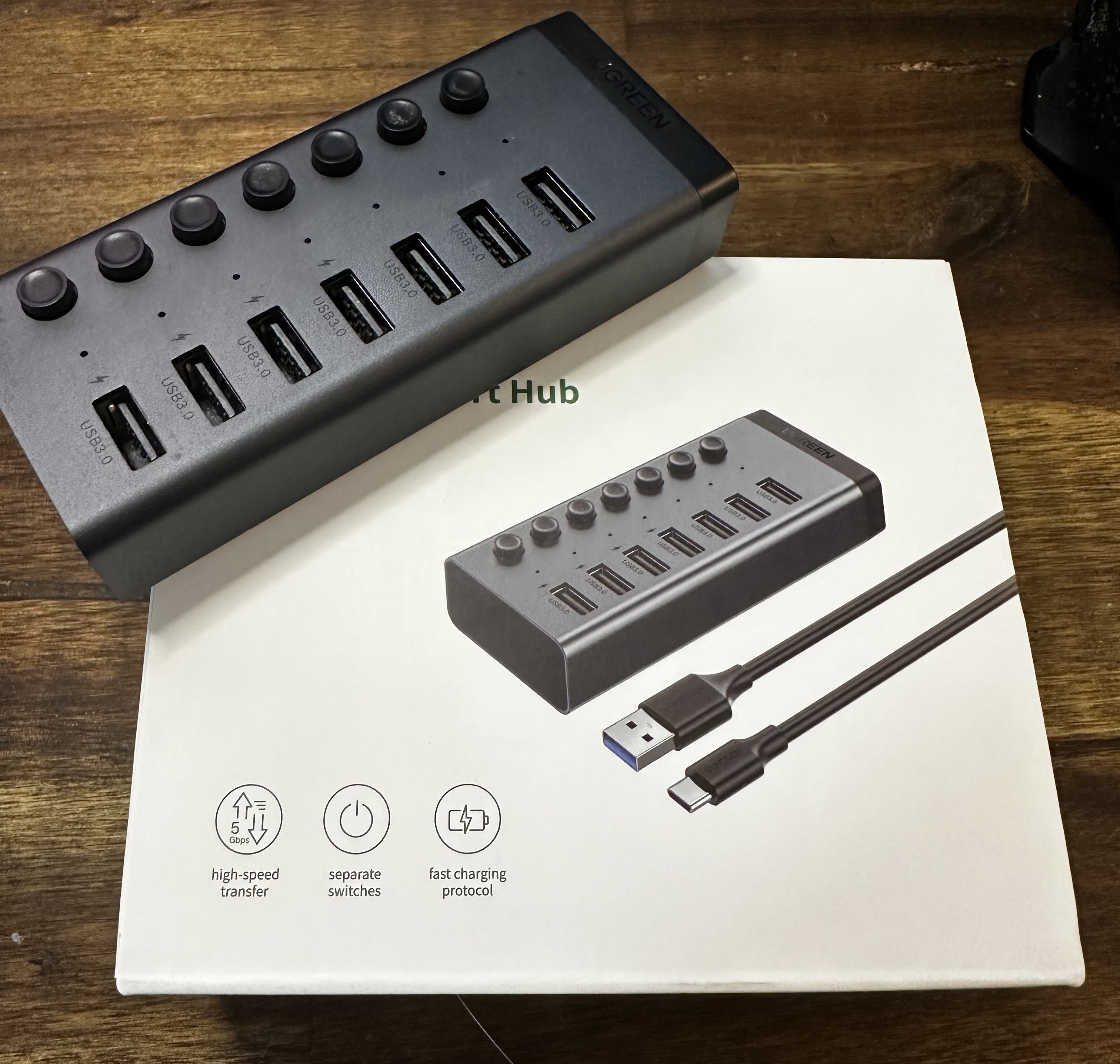 Giá đỡ UGREEN USB Hub 3.0 7 cổng, Gắn bàn góc 40 độ