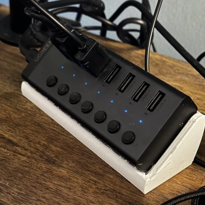 Giá đỡ UGREEN USB Hub 3.0 7 cổng, Gắn bàn góc 40 độ