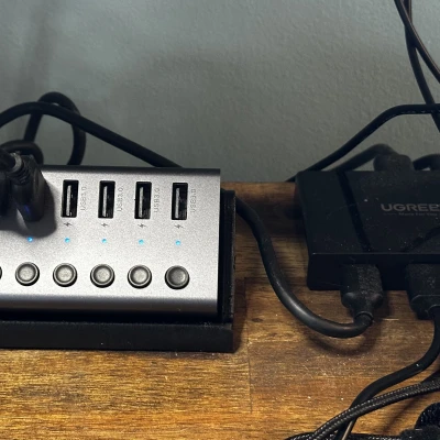 Giá đỡ UGREEN USB Hub 3.0 7 cổng, Gắn bàn góc 40 độ