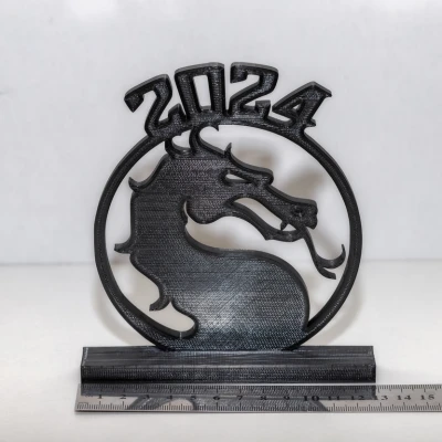 Biểu Tượng Mortal Kombat 2024 Trên Chân Đế