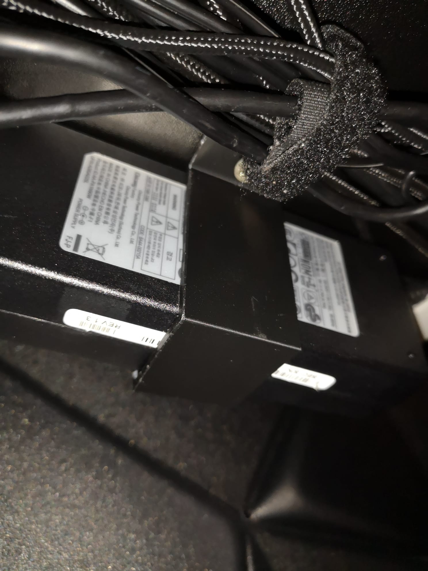 Giá Đỡ Cục Sạc Laptop