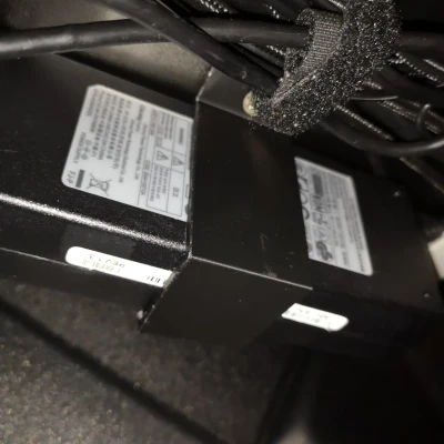 Giá Đỡ Cục Sạc Laptop