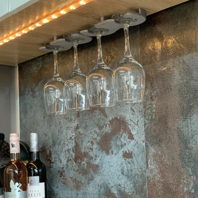 Giá đỡ ly rượu vang "Double Ds" đặt cạnh nhau