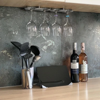 Giá đỡ ly rượu vang "Double Ds" đặt cạnh nhau