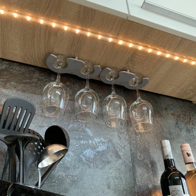 Giá đỡ ly rượu vang "Double Ds" đặt cạnh nhau