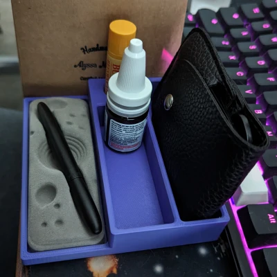 Thêm một cái để bàn nữa nè!