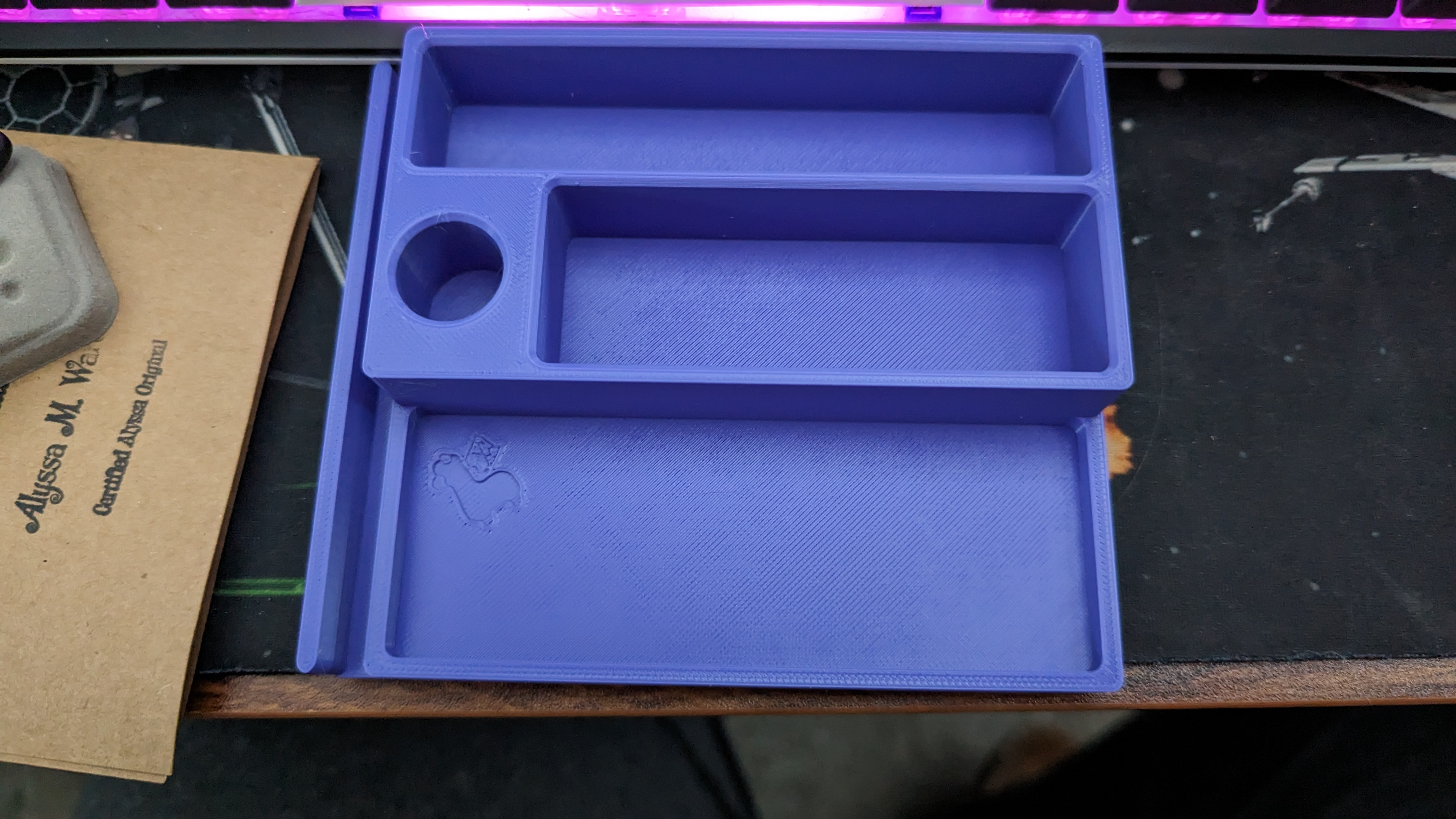 Thêm một cái để bàn nữa nè!