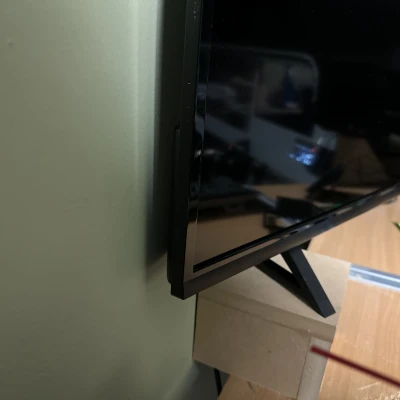 Chân đế TV TCL Roku để dựa sát tường