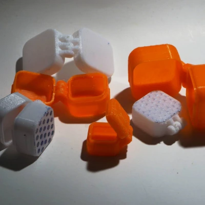 Hộp có bản lề đóng mở bằng kẹp