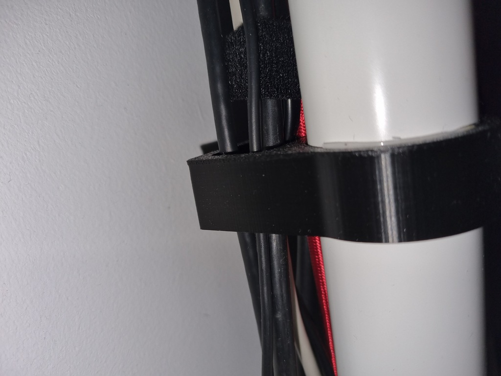 Chỗ luồn dây cho chân bàn IKEA Adils