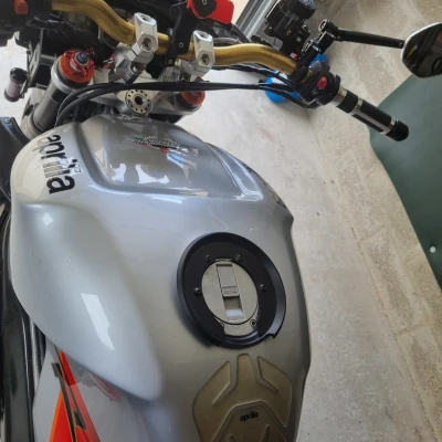 Adapter Givi tanklock cho Aprilia Tuono