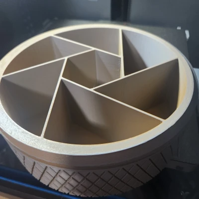 Hộp Đựng Xúc Xắc Nắp Vặn