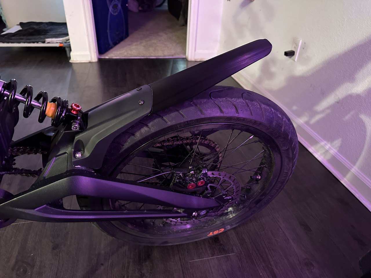 Tem Che Bánh Sau Talaria X3 V2