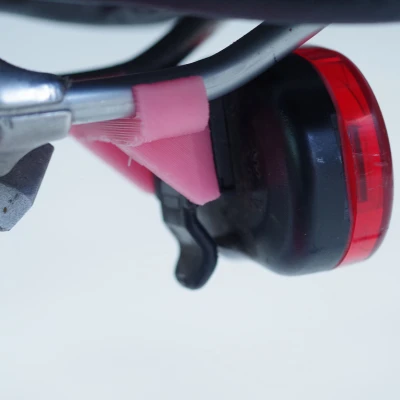 Pat gắn đèn "Smart LED / Planet Bike" vô cốt yên xe