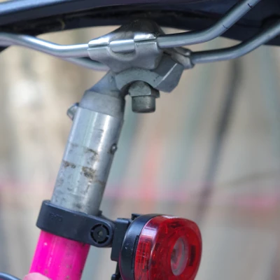 Pat gắn đèn "Smart LED / Planet Bike" vô cốt yên xe