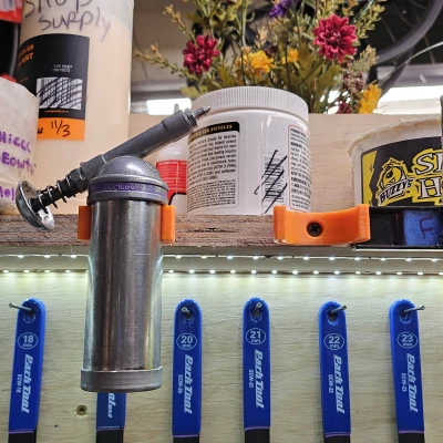 Giá Treo Súng Bơm Mỡ Park Tool Dualco