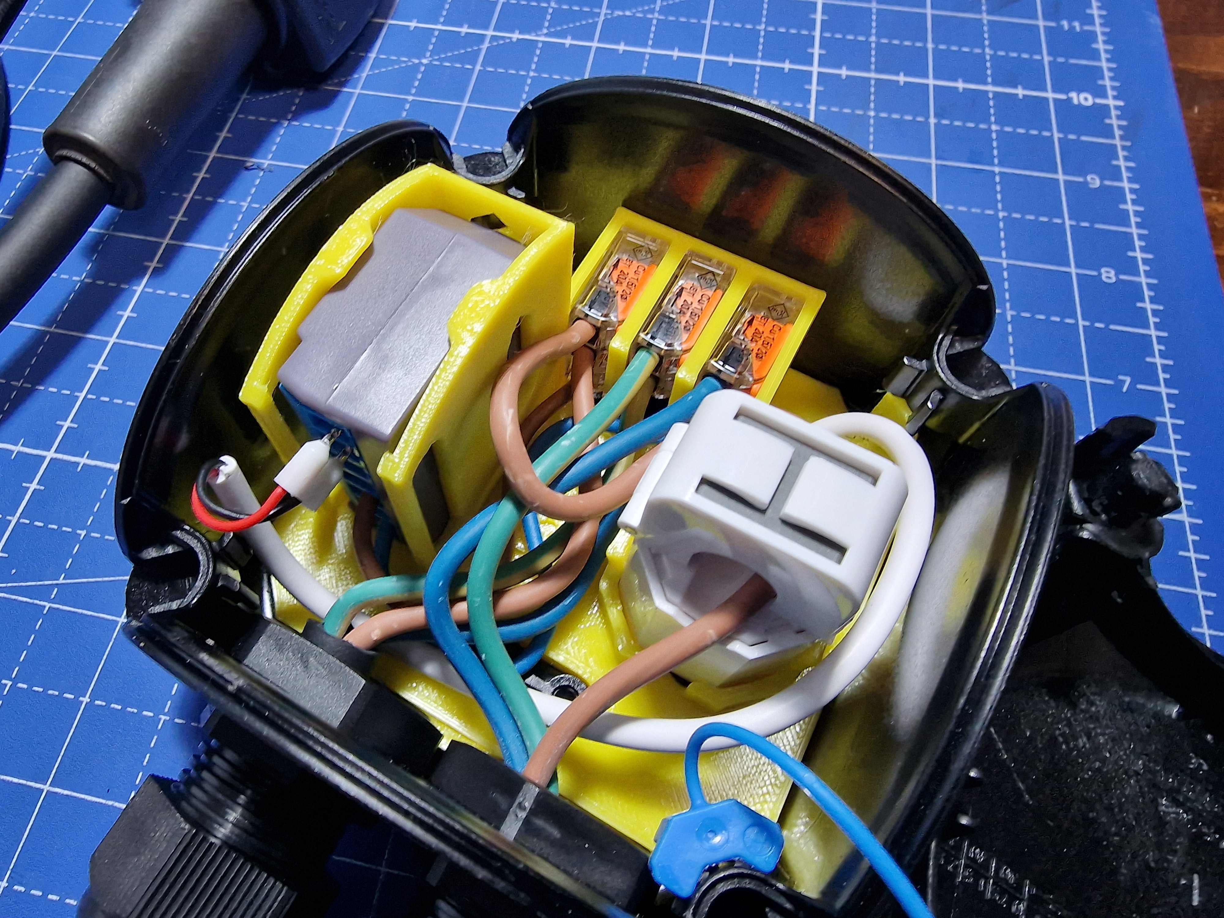 Hộp Tổ Chức Dây Điện Shelly EM Cho Hộp Hensel