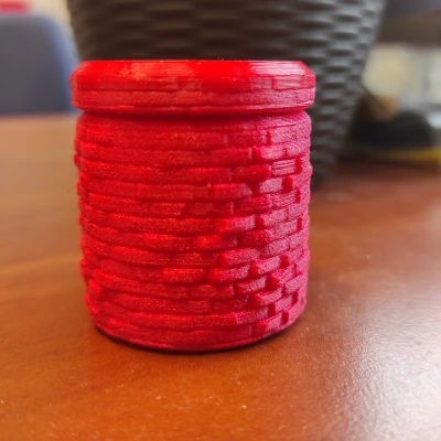 Hộp đựng có nắp ren và họa tiết độc đáo