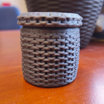 Hộp đựng có nắp ren và họa tiết độc đáo