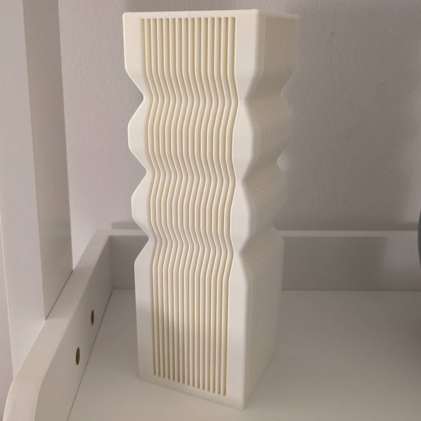 Chậu Hoa Tháp ("Slotted Tower Vase")