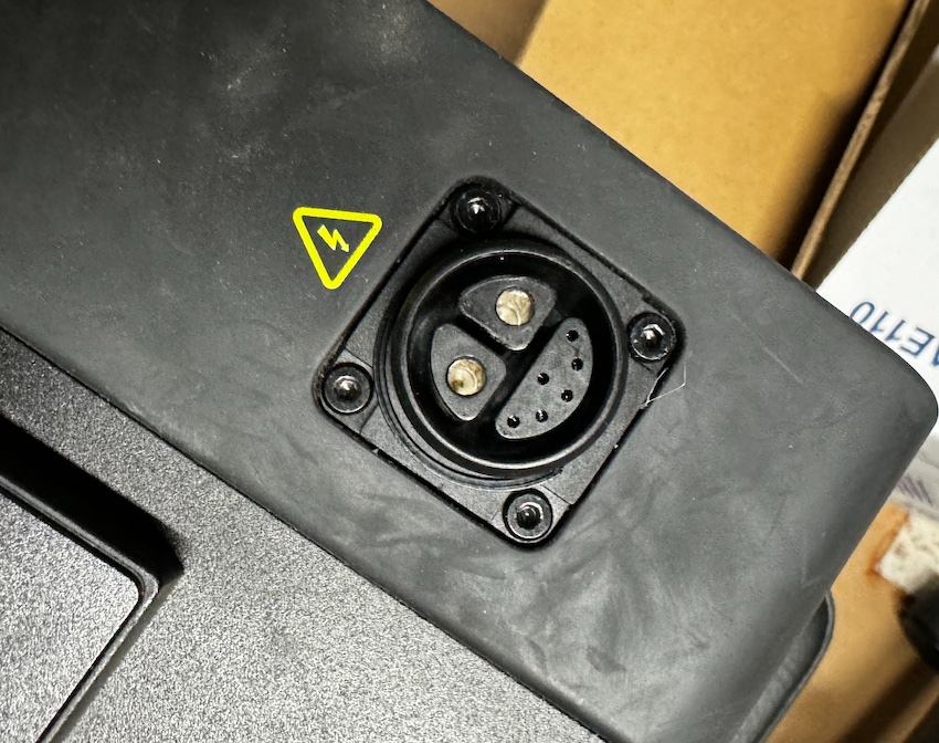 Nắp Cổng Sạc Pin Xe Máy Điện Cake Makka