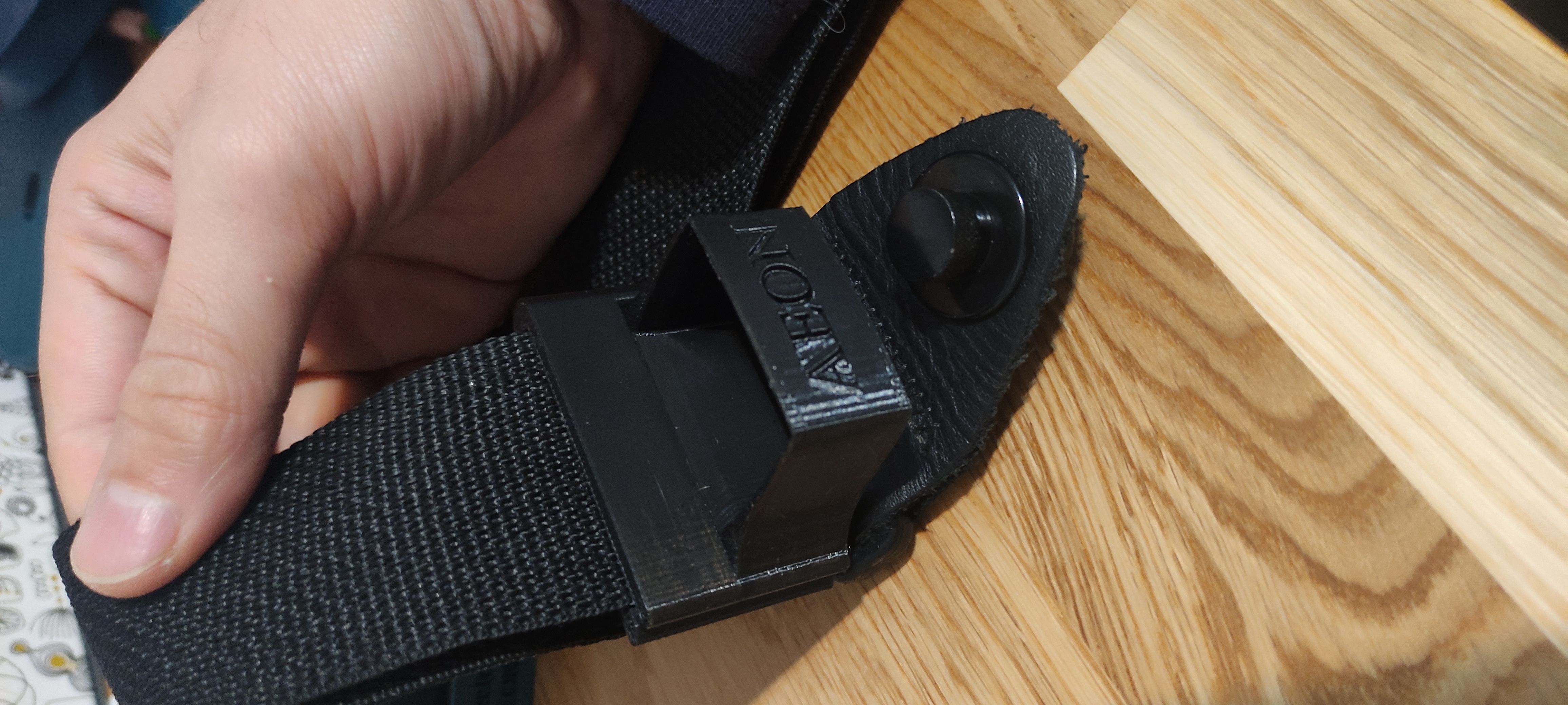 Giá đỡ dây đeo guitar Tc Electronic AEON