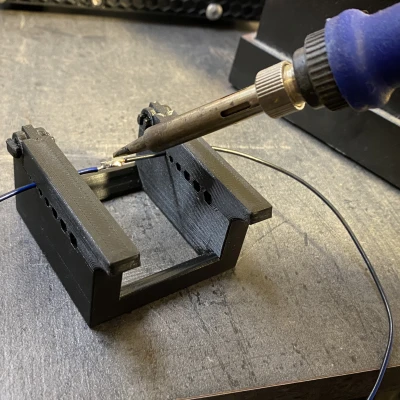 Kẹp giữ cáp nam châm