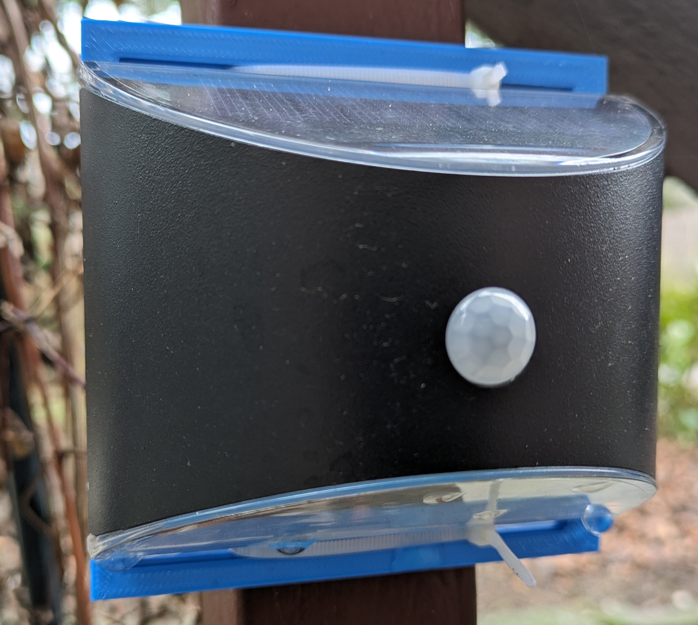 YF0199 Giá Gắn Đèn Năng Lượng Mặt Trời Dùng Dây Rút