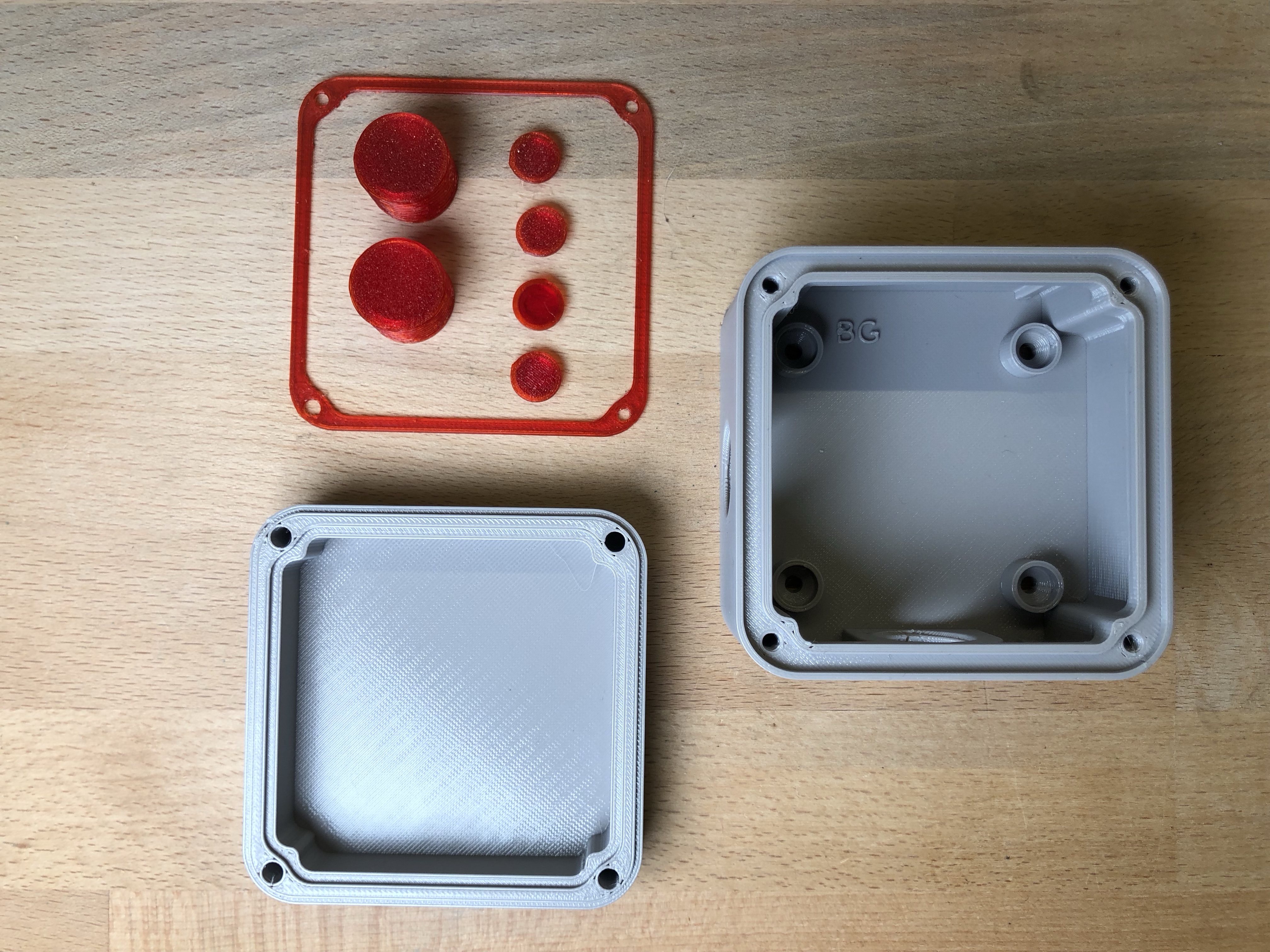 Hộp nối ba cổng có gioăng in được