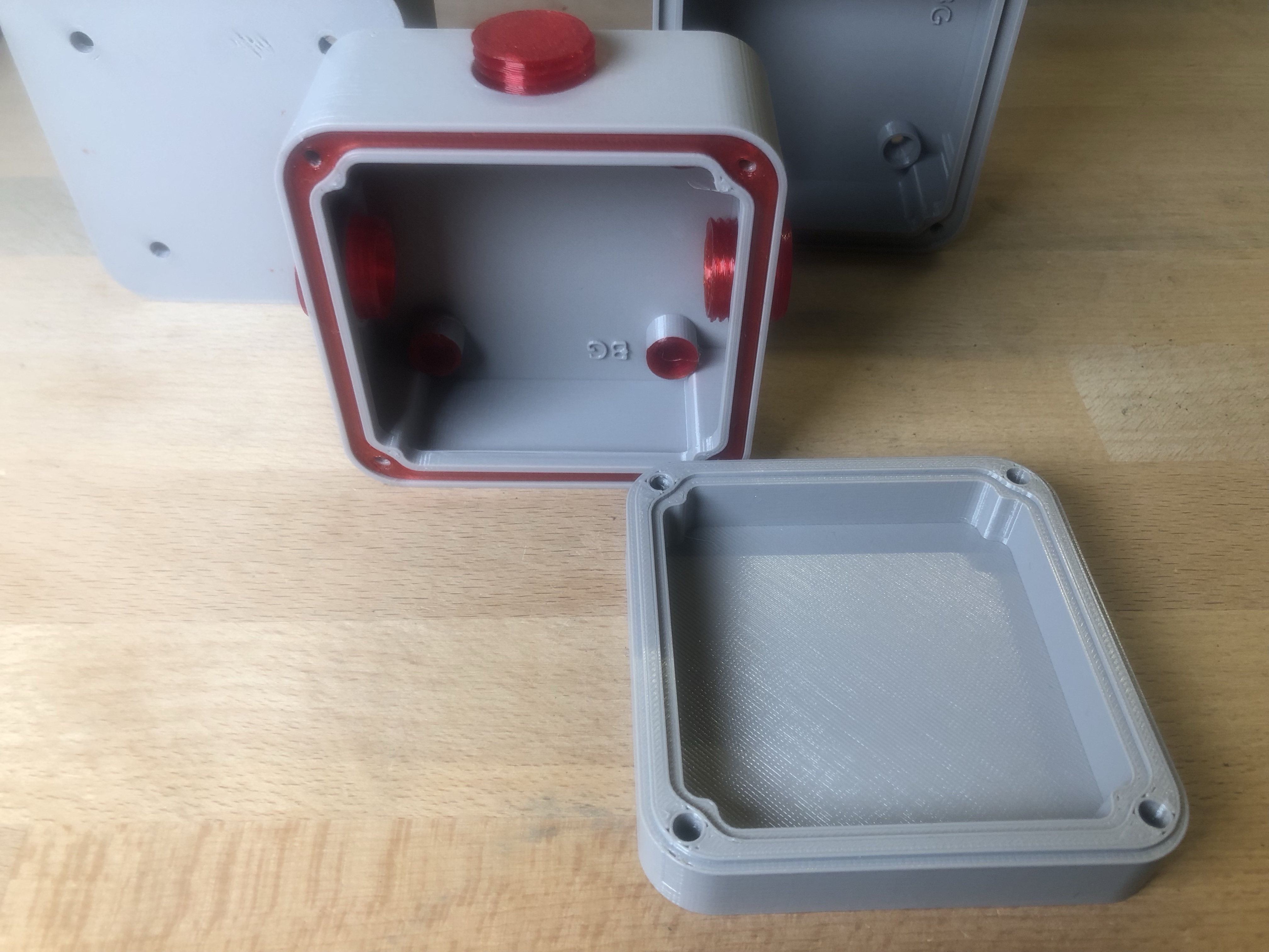 Hộp nối ba cổng có gioăng in được