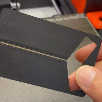 Vật Dụng Du Lịch -- Kẹp Điện Thoại Cỡ Thẻ Tín Dụng