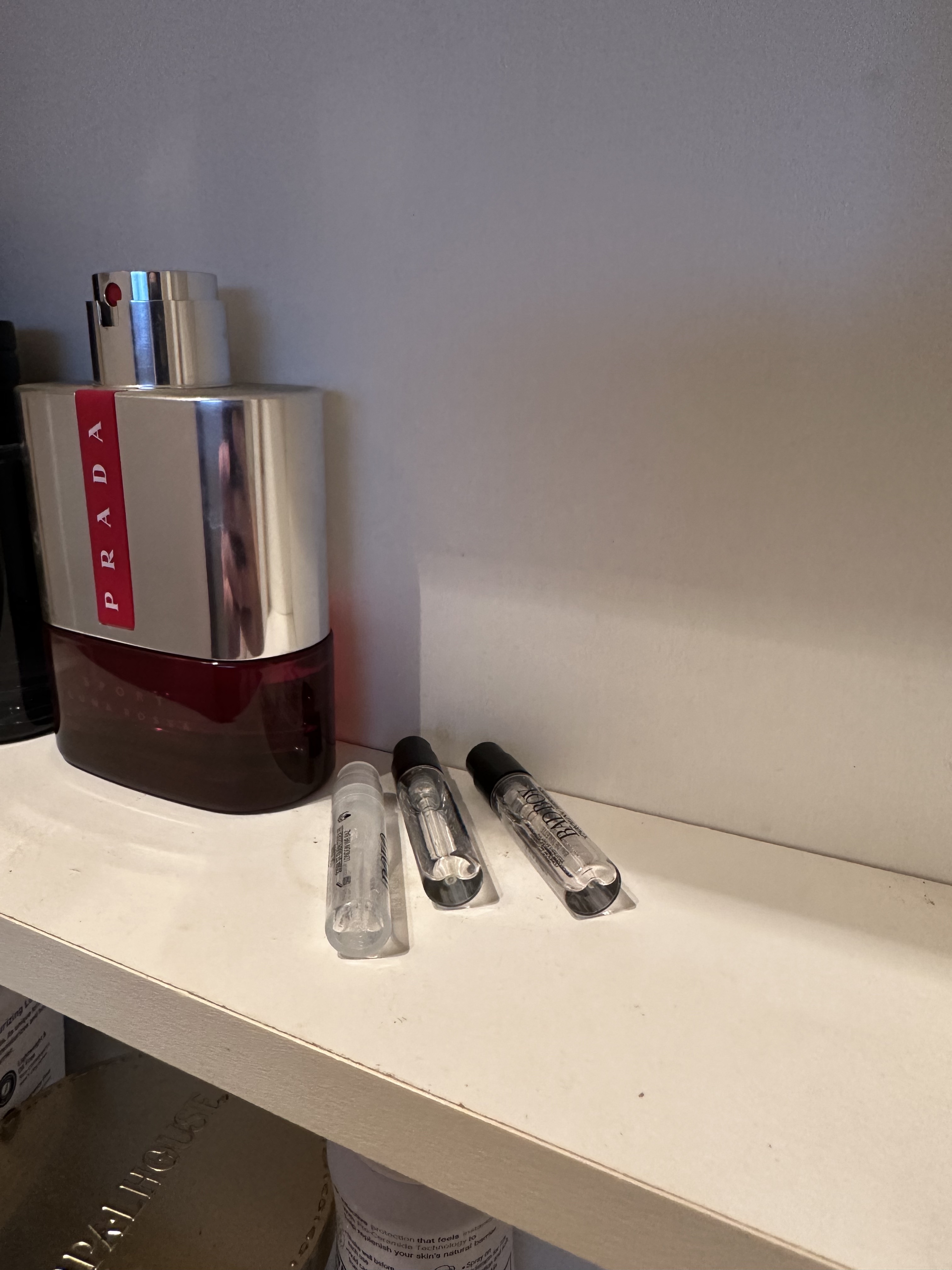 Kệ đựng mẫu nước hoa