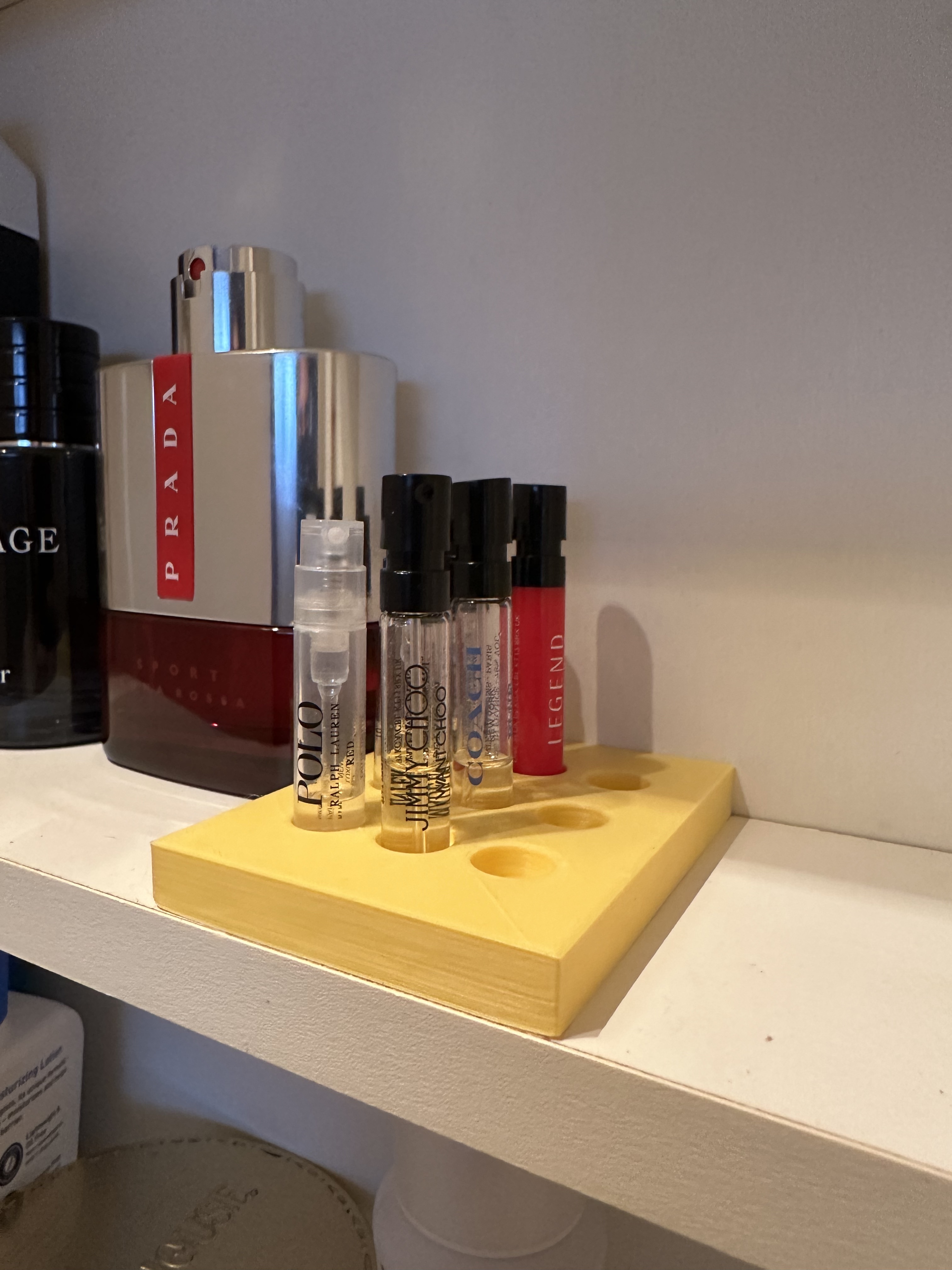 Kệ đựng mẫu nước hoa